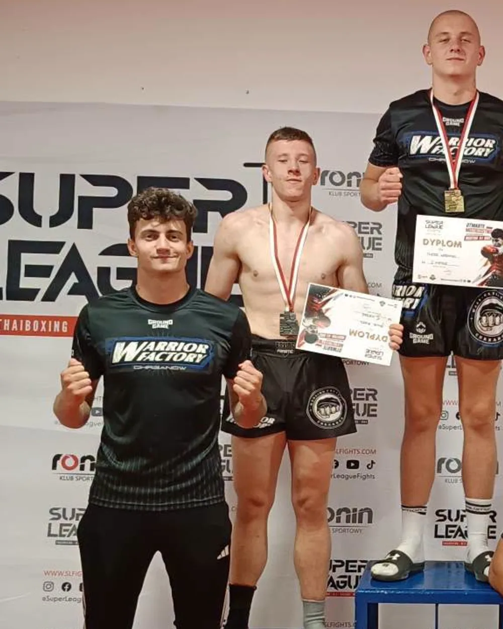 Młodzi zawodnicy Warrior Factory z medalami na podium zawodów